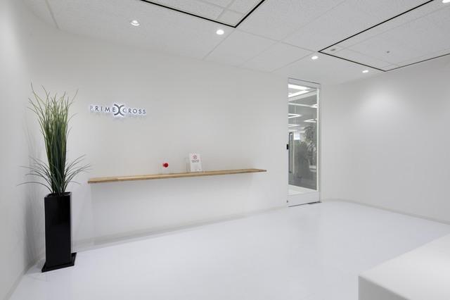 オフィスは執務室フロアと会議室フロアの2フロアあります。会議室フロアには全社員で集まれる大きさの会議室もあります。