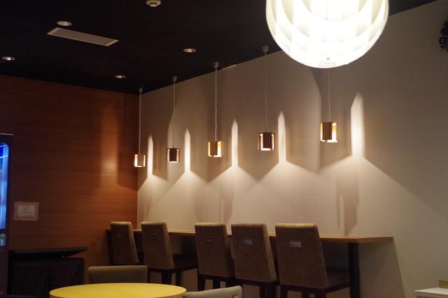 無料のウォーターサーバーや、コーヒーメーカーも完備！カウンターバーやソファもあるので、まったり仕事をしても良し、ほっと一息ついても良し。