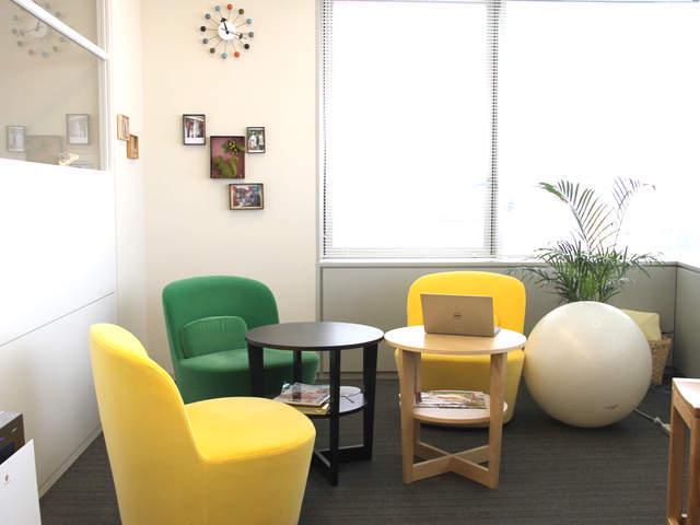 まるでカフェのようなリフレッシュスペース。ランチや休憩だけでなく、ちょっとしたミーティングなど、さまざまなコミュニケーションやアイディアが生まれる。