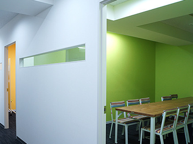 コーポレートカラーを忠実に再現している打ち合わせスペース。自分の力を試してみたい、というアグレッシブな姿勢は大歓迎だ。