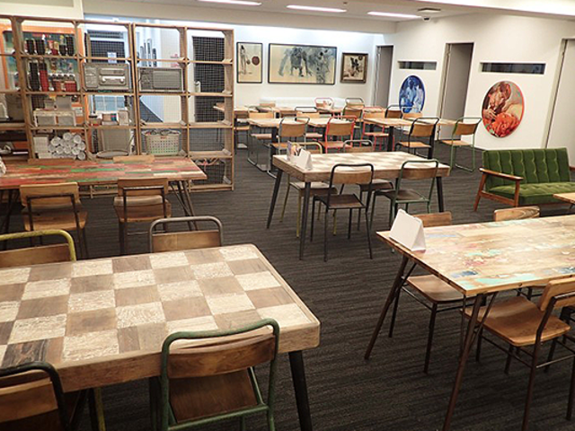 ちょっとした息抜きやランチはフリースペースを使うことが可能だ。スタイリッシュな環境で働ける。