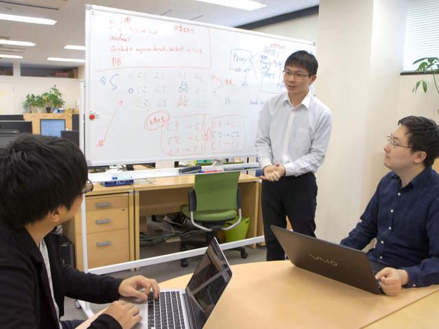 ミーティング風景。最新の技術を積極的に活用する風土があるという。