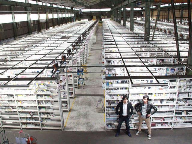 商品の荷受けから査定、在庫管理、出荷など一連の作業を行う商品センターの様子。トヨタ生産方式を導入して効率的なオペレーションを構築しているという。