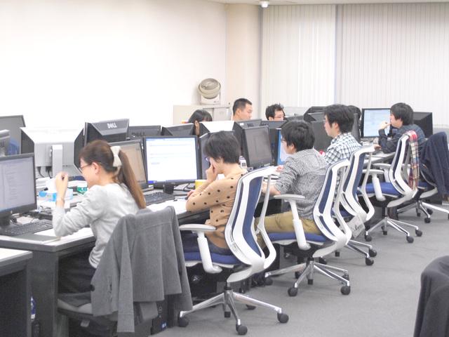 エンジニアが外へ出ていき、他の業界へ飛び込み、多くのエンジニアと業務を共にしているので、技術や開発手法のトレンドに敏感なエンジニアが多い