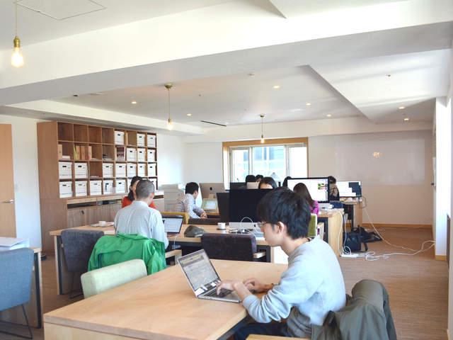 社員が心地よく働ける環境にこだわる同社。オフィスに配された家具や調度品にも表れている。