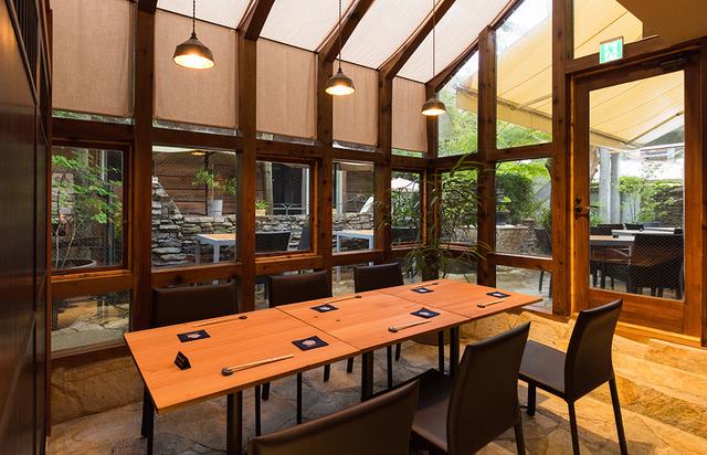 鎌倉楠の木には日差しの差し込むテラスで和に拘ったランチを楽しめます
