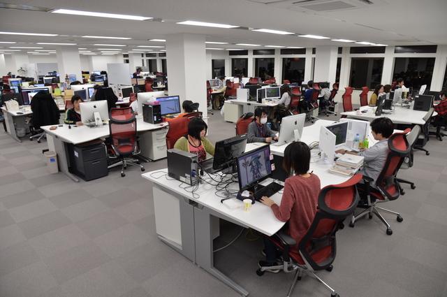 フラットな仕切りのないオフィスです。