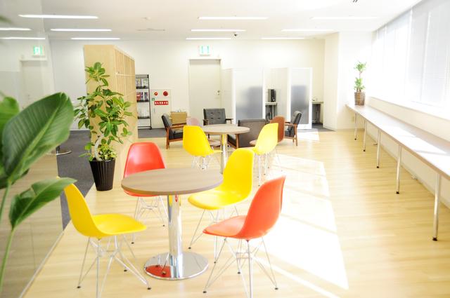 広々としてリラックスできる自慢のリフレッシュスペースです。