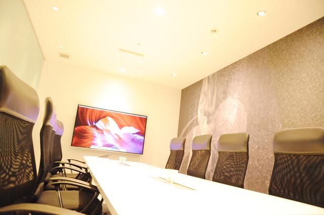 スタイリッシュな会議室は社員にもお客様にも好評です。