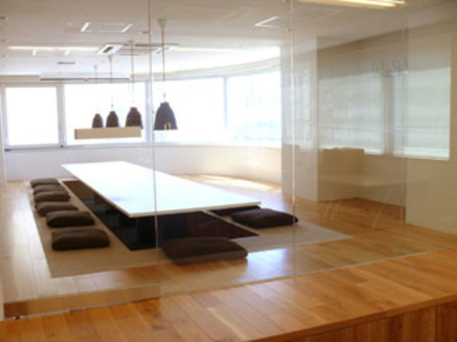 会議室スペース　ZEN（禅）
掘りごたつとなっており、リラックスできるスペースからクリエイティブな発想が生まれるようにと常設されています