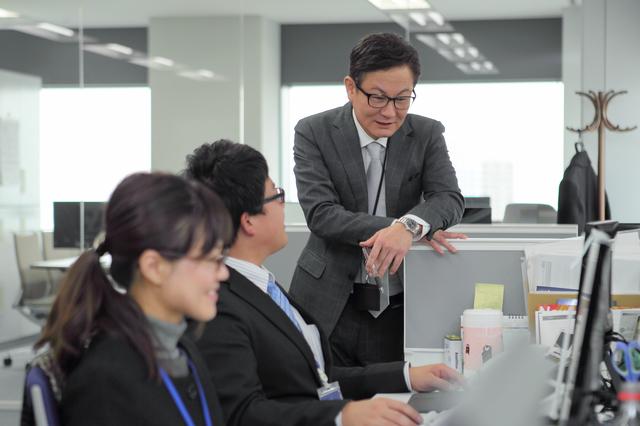 ワンフロアのオフィスは部署を超えた情報交換を生み、お互いの成長意欲を刺激。