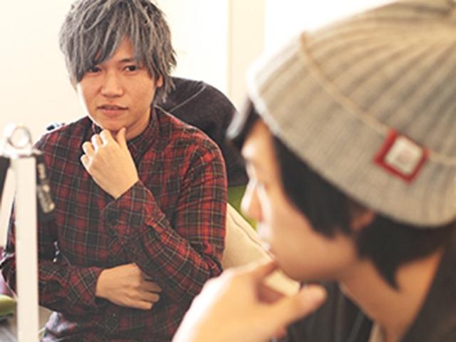 服装、髪型、髪の色まで全て自由です。"制作・開発者はより自由に自己表現をすべきと考えるため、なるべく自由にできるところは自由にしたい！"とのことです。社内に大型の懸垂台があり、作業の合間の筋トレが流行っている、とのこと。