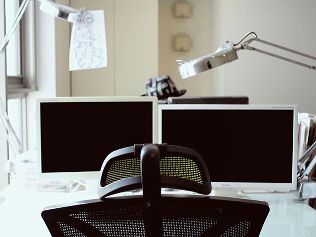 モニターは1人2台制。"業務に必要な道具やソフトへのお金は惜しまない方だと思う"とのこと。業務に関する習い事は、月に1万5000円まで支給、また業務に関する書籍・ソフト費用も月に3万円まで支給されます。