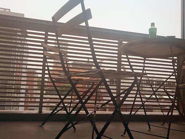 喫煙者にとってどんどん生き難くなっている世の中であるが、Gouacheでは広めのベランダでのみ喫煙可能。もちろん非喫煙者も利用可能。代官山から中目黒を見下ろせる、のんびりした風景を楽しめる。