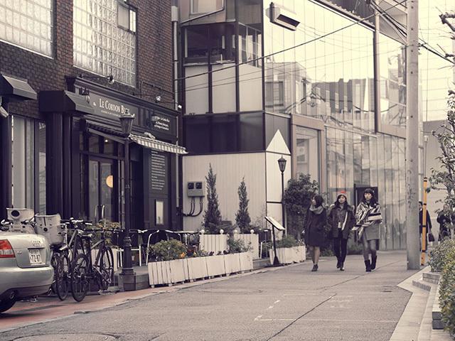 代官山駅からわずか徒歩2分。アパレル路面店とカフェが立ち並ぶ中、そのランドマークとも言えるキレイなマンションにGouacheは事務所を構える。1階は芸能人がプロデュースをするショップ、2階は代官山らしいカフェが入っているマンションである。