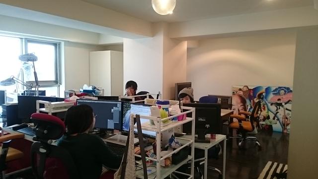 代官山事務所には12名が常駐し、4名がやり手エンジニア。比較的広々と使用されているオフィスに流れる曲は"その日の気分に合わせ、かけたい人が勝手にかけている曲"だそうだ。他人との会話や電話に気付ければ、ヘッドフォンのママの作業もOKとのこと。