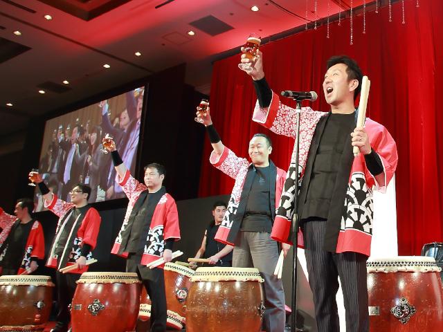 毎年ウィルグループの全社員が一堂に会して開催されるキックオフ。都内ホテルの大広間を貸し切って盛大に行われます。