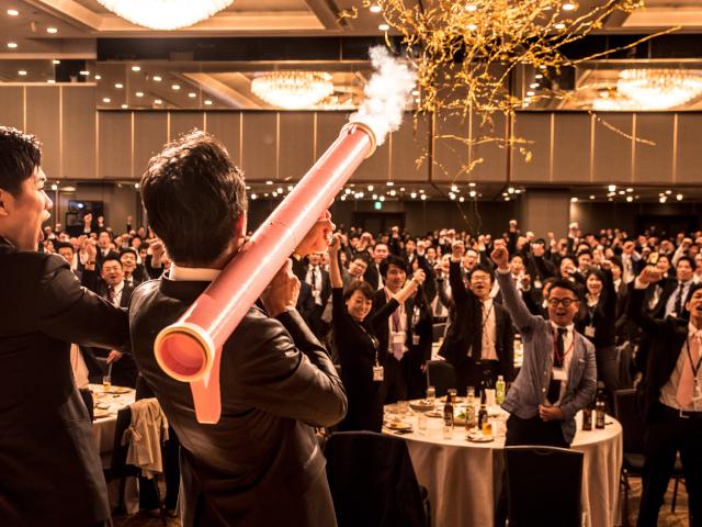 全国各拠点で仕事をしているメンバーがキックオフでは一堂に会し、お互いの顔を合わせ一つのチームとしての連帯感を感じることができます。