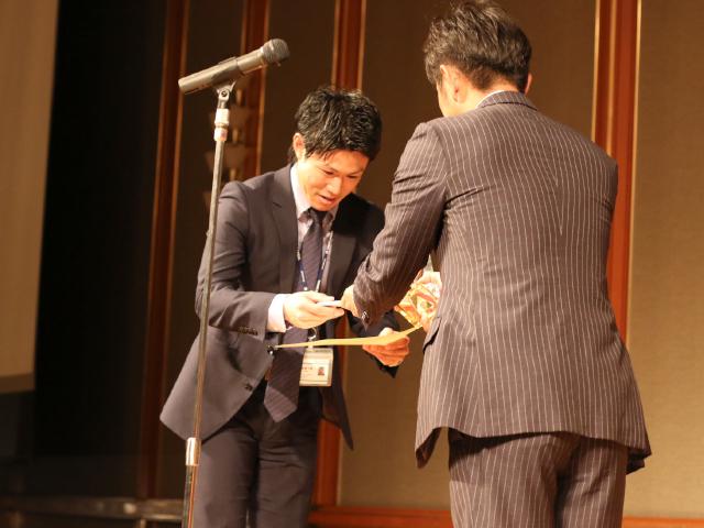 新卒新人賞を獲得して、直談判を行い、入社２年目にも関わらずいきなり支店長へ抜擢された社員もいます。