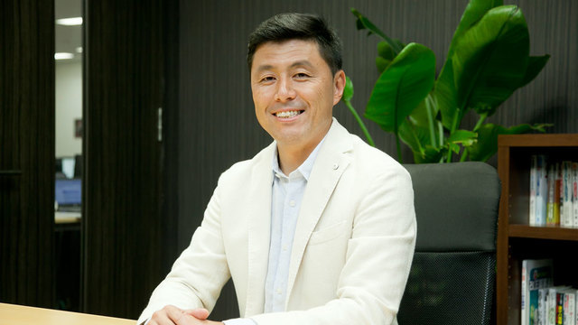 代表取締役 清久 健也 
東京大学工学部卒業後、電通に入社。7年間勤めた後、現在の株式会社ROBOT PAYMENTを設立。
