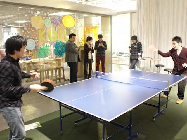 息抜きに卓球をするなど、自由な社風を併せ持つ。
