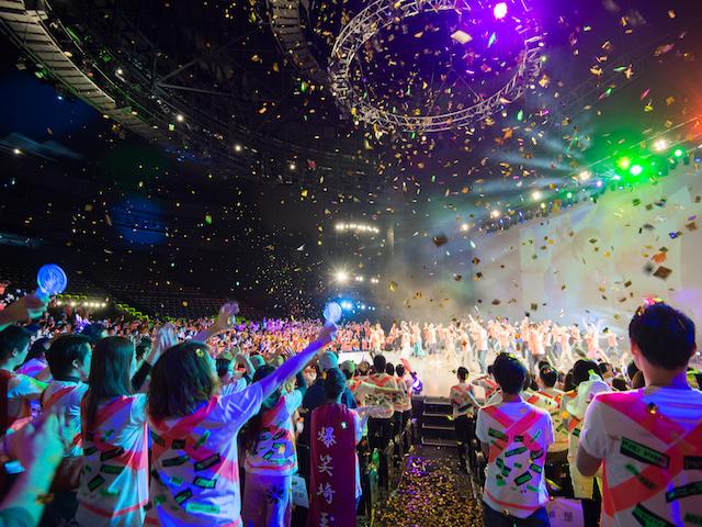 社員総会の1枚。感動創造企業というあり方はクライアント、お客様だけでなく社内の仲間にも徹底している。