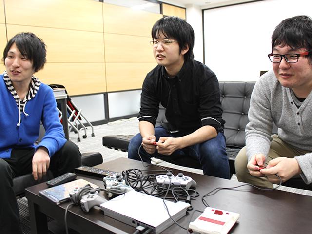 フリースペースには、いくつものゲーム機とソフトが置かれており、自由にゲームプレイができる。