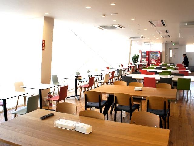 工場内に併設されているカフェテリア。
ここでは休憩や食事をとることができる。