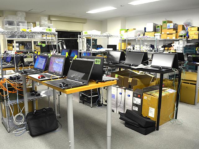 社内の風景。司法警察関係の諸官庁が使用する捜査用機材を保持する。