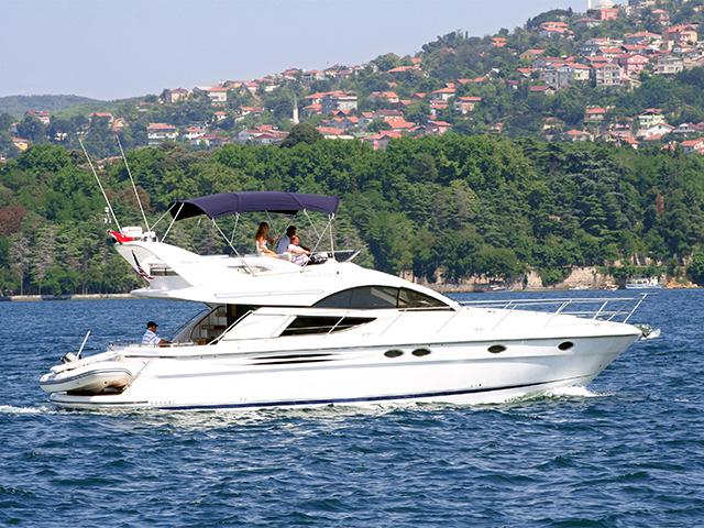 主力サービスであるクルーザーの貸切をはじめ、花火大会や花見の際の乗合、クルーザーの売買、未使用船の運用代行、大型・高級船の共同所有、さらに桟橋付きラウンジ「CRIB」（港区海岸）の運営などを手掛ける。