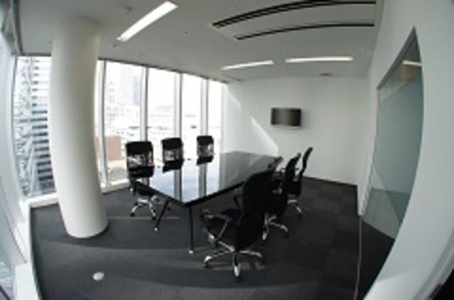 各線新宿駅徒歩10分圏内の綺麗なオフィスです。