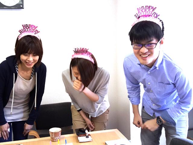 全社員が集まってクライアントのプロモーション施策を検討している