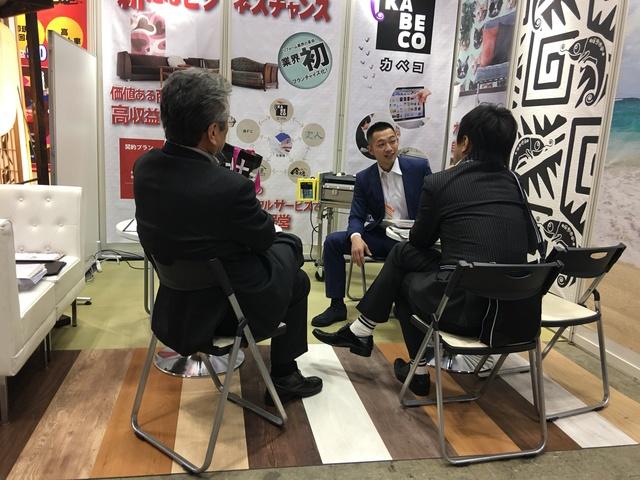 オリジナル壁紙＆クロス施工の「Kabeco」がスタート。ビッグサイトで行われたFCショー（展示会）にも出店した。