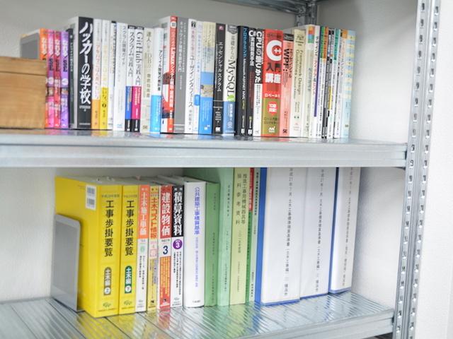 社内には専門書なども並ぶ。土木・建築業界の知識がなくてもOK!