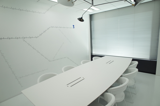 未来の白をイメージした会議室。
白紙から色々なアイディアを創り出しましょう！