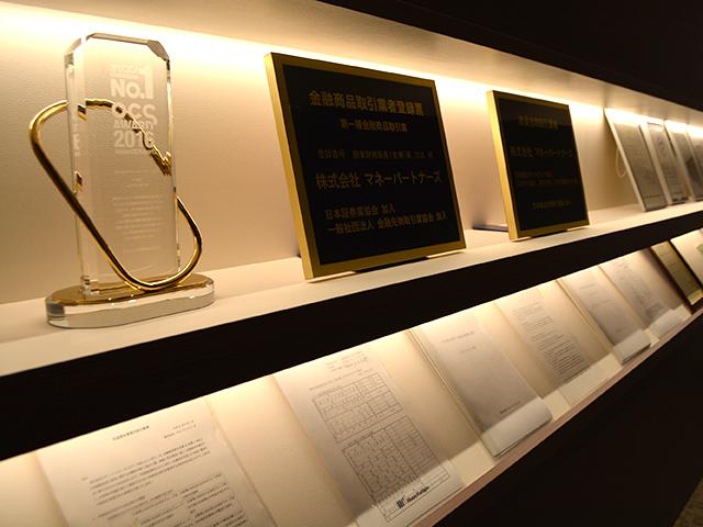 50インチのパネル4枚で刻々と変わる通貨ペアのプライスを表示。