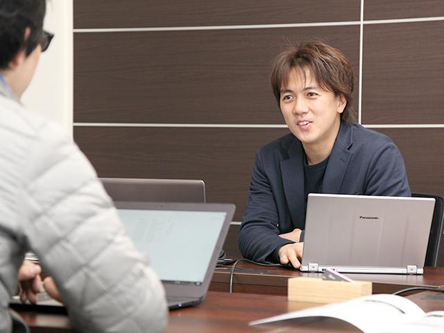 学生起業家としてイチからビジネスを成功させてきた日比氏と膝を付き合わせながら仕事ができるのも最大の魅力のひとつ。