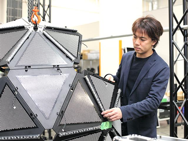 現在は代表の日比氏と、「ラケットショップスマッシュ」の運営に携わって来たスタッフと2名体制だ。