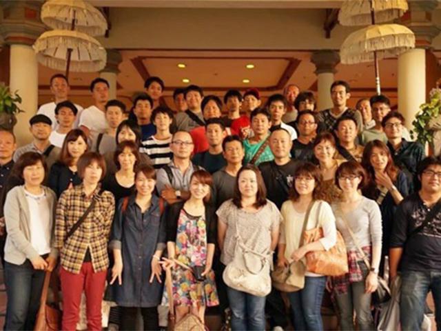 社員数は、グループ全体で100名弱。全体の親睦を図る機会として、3年に1回の海外旅行と、その間の年には“合食（がっしょく）”と呼ばれる会社負担の食事会が行われている。