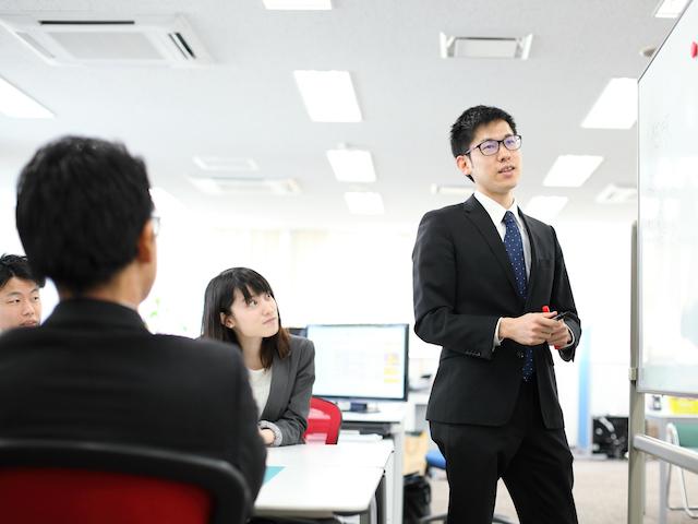 社歴が16年目を迎えるベテランから中途で入社した2年目の社員まで誰でも、やりたい案件、挑戦してみたい仕事に手を挙げることができる。