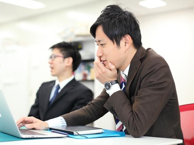 「この企業が抱える問題を解決する方法は何か？」を主体的に考え、仕事に取り組む姿勢が何よりも重要だ。