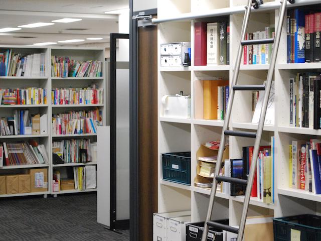 オフィスには多数の書籍も！