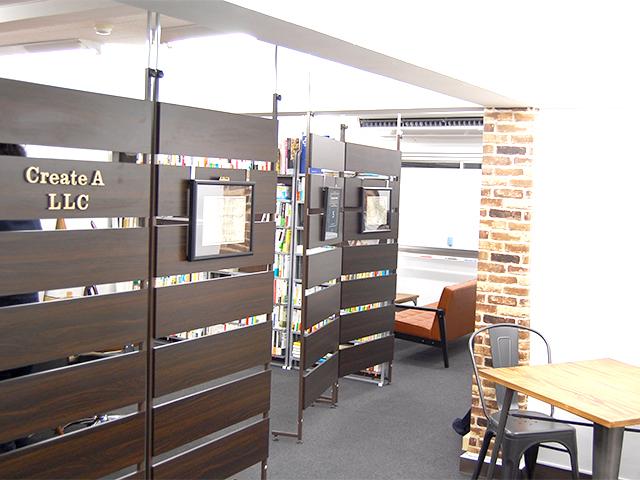 仕事に集中しやすい、落ち着いたトーンのオフィス。