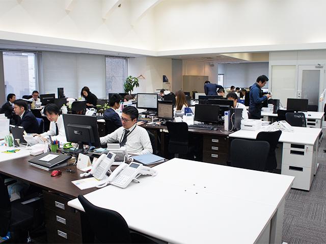 社内風景。不動産投資コンサルティング会社の株式会社リアライズアセットマネジメント。独自のノウハウによる、新築一棟アパートを投資対象とするコンサルティング戦略が当たり、直近の2年間は470.6％、218.7％と急成長を続けている。