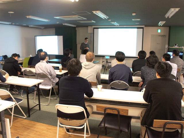 大学のカリキュラムのように、講座やテストを用意している。