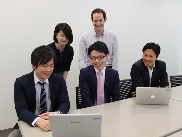 コミュニケーション命!!
営業やSE、マーケティング等、部門をまたいだ横展開のプロジェクトという二軸によるチーム編成も取り入れている。  部門の垣根を超えて、まさにプロジェクトチーム一丸となって取り組んでいる。