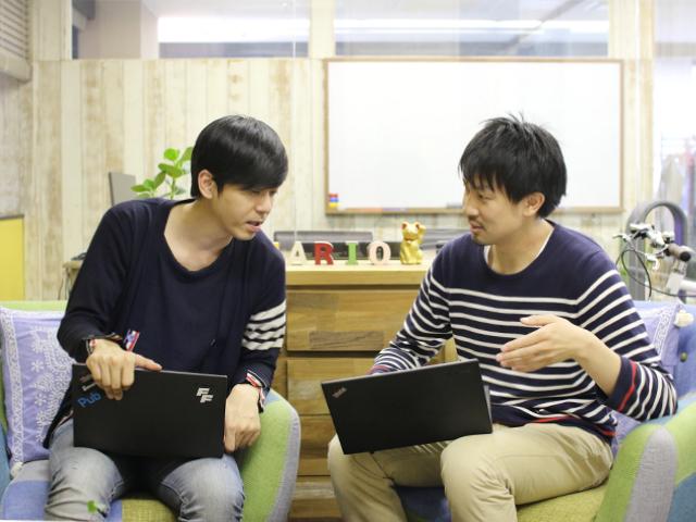 人とチームを組んで取り組んでいく仕事ですから、コミュニケーション能力が求められます。特に大手広告代理店とのプロジェクトが多いので、取引先担当者から指名されるような信頼性を備える人物を育てている