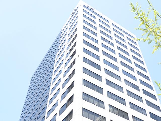 開放的な高層階のワンフロアオフィス