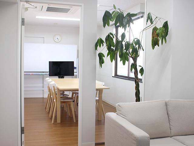 執務エリアはワンフロアになっており、ミーティングルームも併設。
