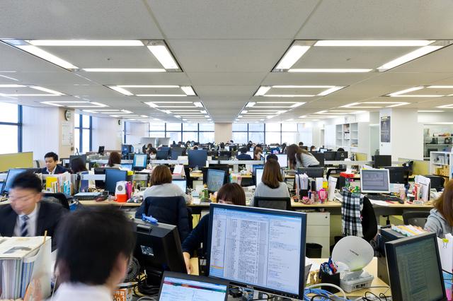 執務室は部署ごとに壁を作らず、社長、役員、社員全員が同じ空間で働いていて、コミュニケーションが取りやすい環境を作っています。